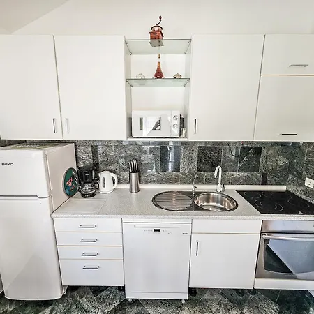 Molnar Ljiljana Θέρετρο